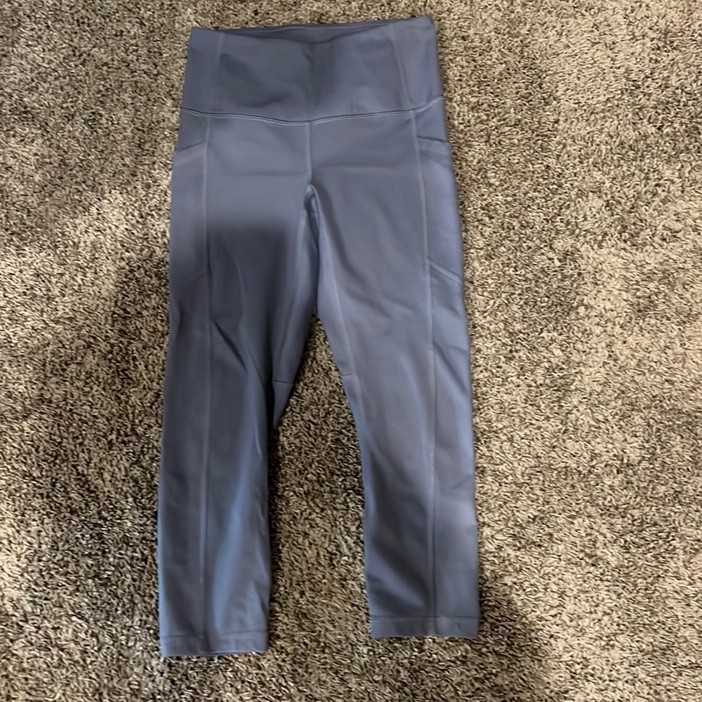 Size S yogalicious capri leggings. With side pockets and a lavender color